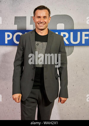 Berlin, Deutschland. 20 Aug, 2019. Schauspieler Grzegorz Stosz kommt auf die Vorschau von "Polizeiruf 110: Heimatliebe". Quelle: Annette Riedl/dpa/Alamy leben Nachrichten Stockfoto