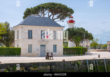 La Rochelle, Frankreich - Mai 07, 2019: Der alte Hafen Büro oder Bureau du Port und Leuchtturm im historischen Hafen von La Rochelle, Frankreich Stockfoto