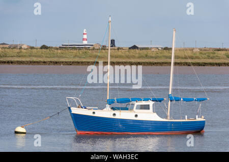 Bootfahren auf dem Fluss Erz bei Orford suchen in Orfordness, Naturschutzgebiet, Küste von Suffolk, England, Großbritannien Stockfoto