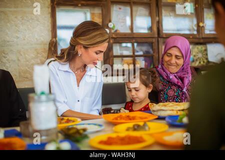 Ajloun, Jordanien. 26 Aug, 2018. Königin Rania visits Ajloun Governatorats und trifft sich mit Mitgliedern der Al Kifah Genossenschaft in Ajloun, am 26. August, 2018 Foto anlässlich des Geburtstags von Königin Rania Al Abdullah am Samstag, den 31. August, Abrundung ein weiteres Jahr zusammen mit Seiner Majestät König Abdullah II. verbrachte in den Dienst der jordanischen Bevölkerung Quelle: Royal Hashemite Court/Albert Nieboer/Niederlande/Point de Vue |/dpa/Alamy leben Nachrichten Stockfoto