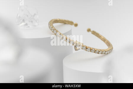 Gold und Diamond Heart shape Armband auf weißem Hintergrund Stockfoto