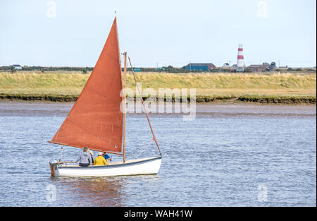 Bootfahren auf dem Fluss Erz bei Orford suchen in Orfordness, Naturschutzgebiet, Küste von Suffolk, England, Großbritannien Stockfoto