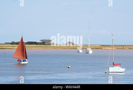 Bootfahren auf dem Fluss Erz bei Orford suchen in Orfordness, Naturschutzgebiet, Küste von Suffolk, England, Großbritannien Stockfoto