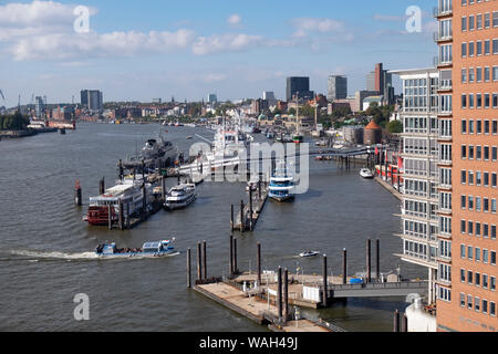 Erhöhten Blick auf die überseebrücke Landung brücke im Hafen von Hamburg, Hamburg, Deutschland Stockfoto