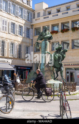 La Rochelle, Frankreich - Mai 8, 2019: Der bronzene Büste des Malers und Orientalist Schriftsteller Eugene Fromentin und Reiterstandbild von einem arabischen Fantasia Stockfoto