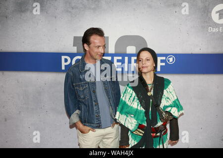 08/20/2019, Berlin, Deutschland. Maria Simon und Lucas Gregorowicz bei der Preview des neuen rbb Polizei 110: heimatliebe am Kurfürstendamm in Berlin-Charlottenburg. Stockfoto