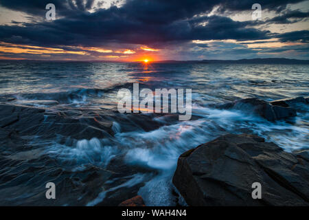 Schönen August Sonnenuntergang am Oslofjord, in Nes auf der Insel Jeløy, Moos Kommune, Østfold, Norwegen. Stockfoto