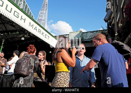 Leute draußen trinken an den Markt Porter pub Borough Market auf Stoney Street in Southwark London SE1 England UK KATHY DEWITT Stockfoto