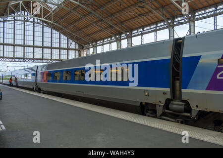 La Rochelle, Frankreich - Mai 08, 2019: Gare de La Rochelle SNCF, ein Verkehrsknotenpunkt für die Region Poitou-Charentes. TGV Zug in den Bahnhof Stockfoto