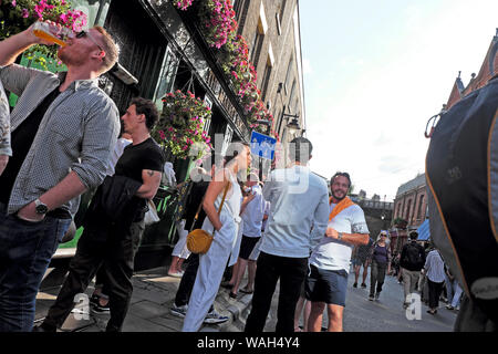 Leute Freunde trinken und reden außerhalb Markt Porter Pub Borough Markt in der Stoney Street in Southwark South London SE1 England UK KATHY DEWITT Stockfoto