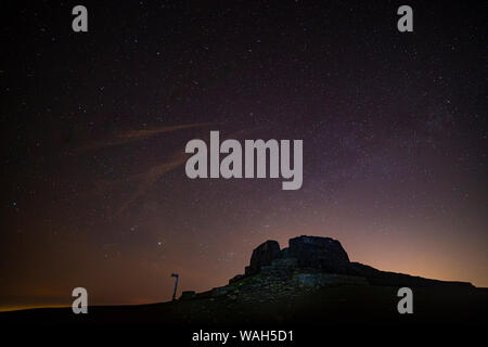 Jubiläum Tower bei Nacht auf dem Gipfel des Moel Famau in der Clwydian Hügel reichen Gebiet von außergewöhnlicher natürlicher Schönheit, North Wales Stockfoto