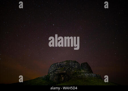 Jubiläum Tower bei Nacht auf dem Gipfel des Moel Famau in der Clwydian Hügel reichen Gebiet von außergewöhnlicher natürlicher Schönheit, North Wales Stockfoto