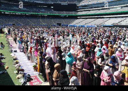 August 11, 2019: Tausende von Muslimen aus rund um den Tri-state-Area an MetLife Stadium Wiesen für das Eid al-Adha, hat keine bestimmte Zeitdauer und Gebet versammelt. Diese islamische Stockfoto