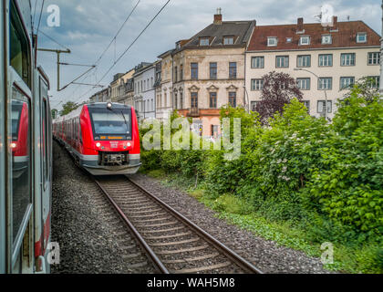 Köln, Deutschland - 24. Mai 2019: Eine deutsche Regionalbahn aus einem anderen Zug mit Ols stadt häuser in der Rückseite gesehen Stockfoto