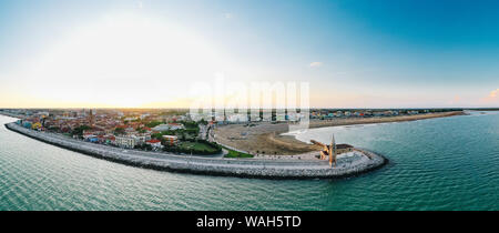 Caorle (Italien) Madonna dell'Angelo Kathedrale Kirche. Luftbild zum Strand und der Stadt in einem schönen Sommerabend. Stockfoto