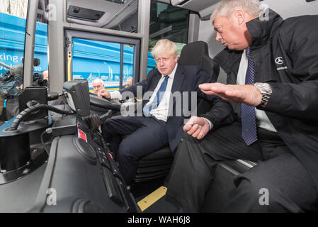 Marble Arch, London, UK. 1. September 2015. Der Bürgermeister von London, Boris Johnson, prüft eine Reihe von Nutzfahrzeugen auf Anzeige am Marble Arch ein Stockfoto