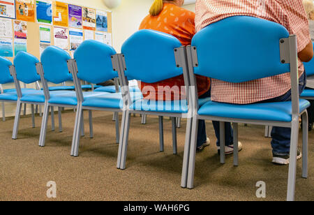 Ansicht der Rückseite des Menschen sitzen in einem Ärzte Wartebereich Stockfoto