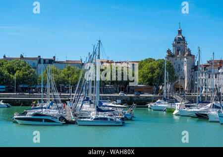 La Rochelle, Frankreich - Mai 13, 2019: Blick auf den Hafen von Vieux Port de La Rochelle und Gateway der Großen Uhr in La Rochelle, Frankreich Stockfoto