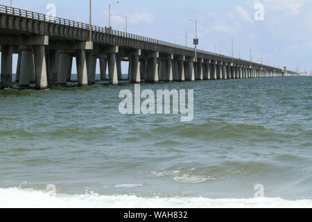 Ansicht der Chesapeake Bay Bridge - Tunnel von Virginia Beach, USA Stockfoto