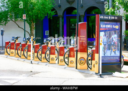 Fahrradverleih Station an der 4th Avenue und 9th Street Förderung der Tohono O'odham Nation in der Innenstadt von Tucson AZ Stockfoto