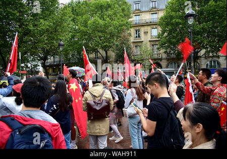 Counter-Demonstranten mit chinesischen Fahnen und Demonstranten Unterstützung pro-demokratische Proteste in Hongkong. Place St Michel, Paris, Frankreich, 17. Aug 2019. Stockfoto