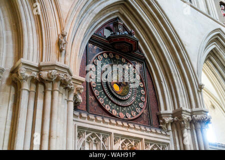 Die berühmte astronomische Uhr in der Kathedrale von Wells, Wells, Somerset, England, UK. Stockfoto