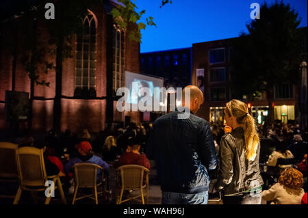 Nijmegen, Gelderland, Niederlande. 20 Aug, 2019. Ein paar gesehen wird, sprechen, während Sie einen Film in einem Open air Kino. Weil der letzte Film von Quentin Tarantino in diesem Monat veröffentlicht wurde, LUX, eine unabhängige und liberale Plattform in Nijmegen für neue Entwicklungen in der Kunst und Kultur angeboten, ein Open-Air-Kino Vorführungen von seinen Bekannten filmen, wie vier Zimmer und Pulp Fiction. Hunderte von Menschen kann man kostenlos die Filme, wie vier Zimmer und Pulp Fiction in einer sehr Tarantino Stil genießen. Credit: Ana Fernandez/SOPA Images/ZUMA Draht/Alamy leben Nachrichten Stockfoto