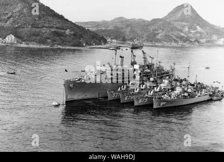 USS Ajax (AR-6) tendenziell Zerstörer und Patrouillenboote in Sasebo, Japan. Schiffe neben gehören (von links nach rechts): USS der Sullivans (DD-537); USS McGowan (DD-678); USS Lewis Hancock (DD-664) und koreanischen Fregatte Imchin (ex USS Sausalito, PF-4) Stockfoto