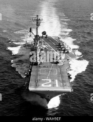 USS Hornet (CVS-12) unterwegs am Meer am 9. August 1968. Us Navy Flugzeugträger USS Hornet (CVS-12) läuft am 9. August 1968, kurz vor ihrem endgültigen Siebten Flotte Bereitstellung vom 30. September 1968 bis 12. Mai 1969 An die westlichen Pazifik und Vietnam. Stockfoto