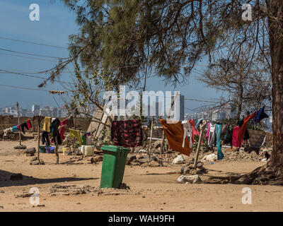 Goree, Senegal - Februar 2, 2019: das tägliche Leben auf der Insel Goree mit Dakar Stadt im Hintergrund. Gorée. Dakar, Senegal. Afrika. Stockfoto