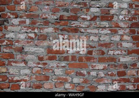 Durch die Zeit und Niederschlag Mauer zerstört. Der Hintergrund des alten Vintage brick wall Stockfoto