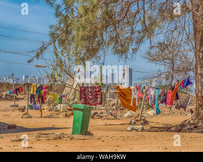 Goree, Senegal - Februar 2, 2019: das tägliche Leben auf der Insel Goree mit Dakar Stadt im Hintergrund. Gorée. Dakar, Senegal. Afrika. Stockfoto