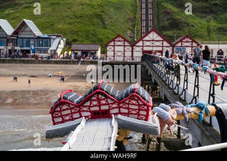 Ein Garn Bombardierung Installation eines gestrickter Nachbau des Pier in Saltburn am Meer, Teil einer großen Gemeinschaft organisierten Feier. Stockfoto