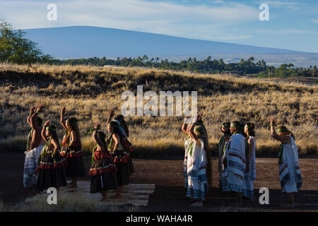 Hula Tänzer auf kulturelle Festival in Pu'ukohala Heiau NP auf Hawaii Insel mit Mauna Loa entfernt. Stockfoto