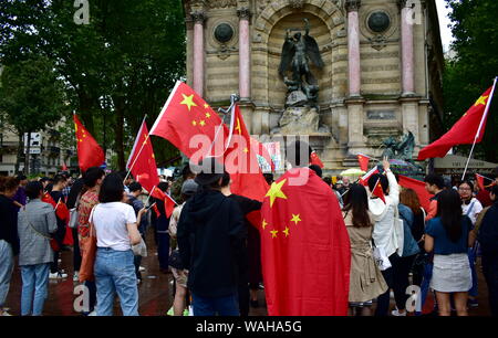 Counter-Demonstranten mit chinesischen Fahnen und Demonstranten Unterstützung pro-demokratische Proteste in Hongkong. Place St Michel, Paris, Frankreich, 17. Aug 2019. Stockfoto