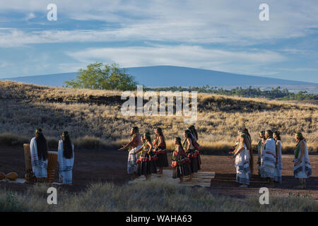 Hula Tänzer auf kulturelle Festival in Pu'ukohala Heiau NP auf Hawaii Insel mit Mauna Loa entfernt. Stockfoto