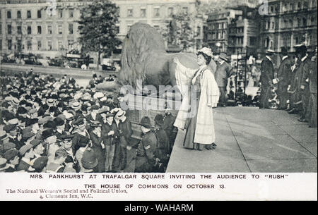 Frau Pankhurst in Trafalgar Square Adressen der Masse am 13. Oktober 1908 bevor er das Europäische Parlament, eine Aktion, die sah sie und ihre Tochter Christobel gefangengesetzt, auf einer Postkarte, die von der Frauen Soziale und Politische Union veröffentlicht Stockfoto