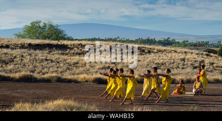 Hula halu am Kulturfestival in Pu'ukohala Heiau NP auf Hawaii Insel durchführen Stockfoto