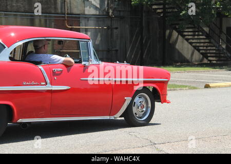 Mann, der ein Chevrolet Bel Air Fahrzeug Stockfoto
