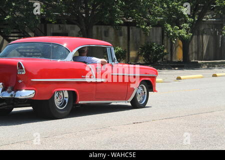 Mann, der ein Chevrolet Bel Air Fahrzeug Stockfoto