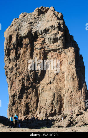 Roque Nublo, Gran Canaria, Spanien - 26. Dezember 2017. Nach oben Roque Nublo zweithöchsten Platz in Gran Canaria 1813 Meter über dem Meeresspiegel, Spanien Stockfoto