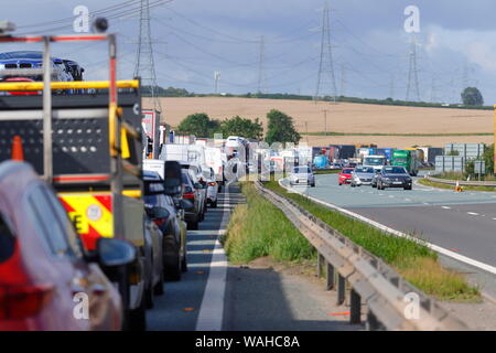 Verkehr im Stillstand auf der M62 zwischen der Anschlussstelle 31 & 30 auf der nach Westen gehenden Fahrbahn beim Unfall ein Motorradfahrer und Lastwagen. Stockfoto