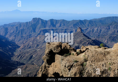 Sicht vom Roque Nublo - zweiter Platz in Gran Canaria 1813 Meter über Meer und Felsen des Roque Bentayga Stockfoto