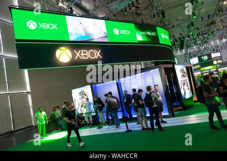 Köln, Deutschland, 20. August 2019 Gamescom: Gamer am Xbox stand. Stockfoto