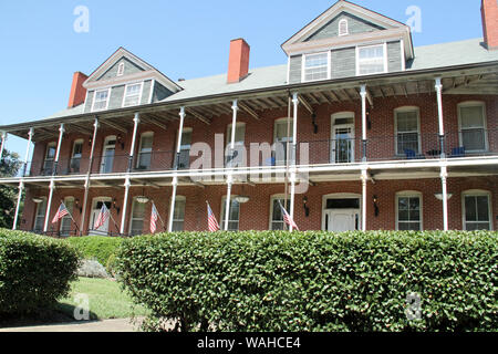 Gebäude 80 in Fort Monroe, 1897 mit Colonial Revival. Fort Monroe National Monument, VA, USA. Stockfoto