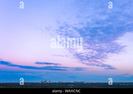 Sonnenuntergang Dämmerung blau und rosa Farbe über Sydney ein aufspleissen CBC mit Wolken in den Himmel Stockfoto