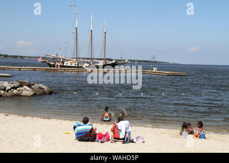 Die Leute am Strand in Yorktown, VA, USA Stockfoto