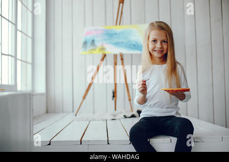 Süße kleine Mädchen zeichnen in einem Studio Stockfoto