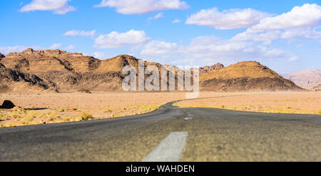 (Selektive Fokus) einen atemberaubenden Blick auf die berühmten Kings Highway, schöne kurvenreiche Straße durch das Wadi Rum Wüste läuft. Stockfoto