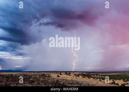 Sommerregen- und Blitzeinschlag nach einem Monsun-Gewitter bei Sonnenuntergang im Wupatki National Monument, Arizona, USA Stockfoto